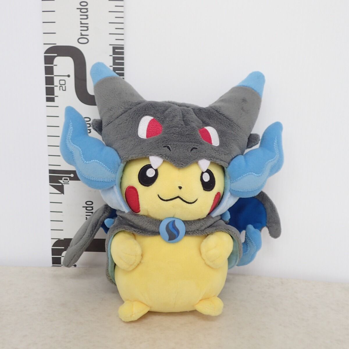 ポケモンセンター ぬいぐるみ メガリザードンXの ポンチョを着たピカチュウ 紙タグ無 ポケットモンスター
