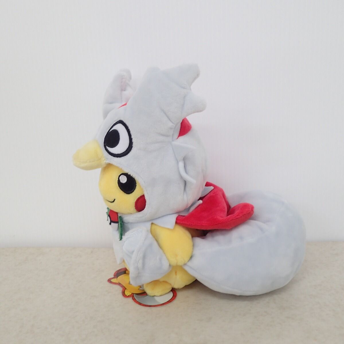ポケモンセンター ぬいぐるみ デリバードのポンチョを着たピカチュウ