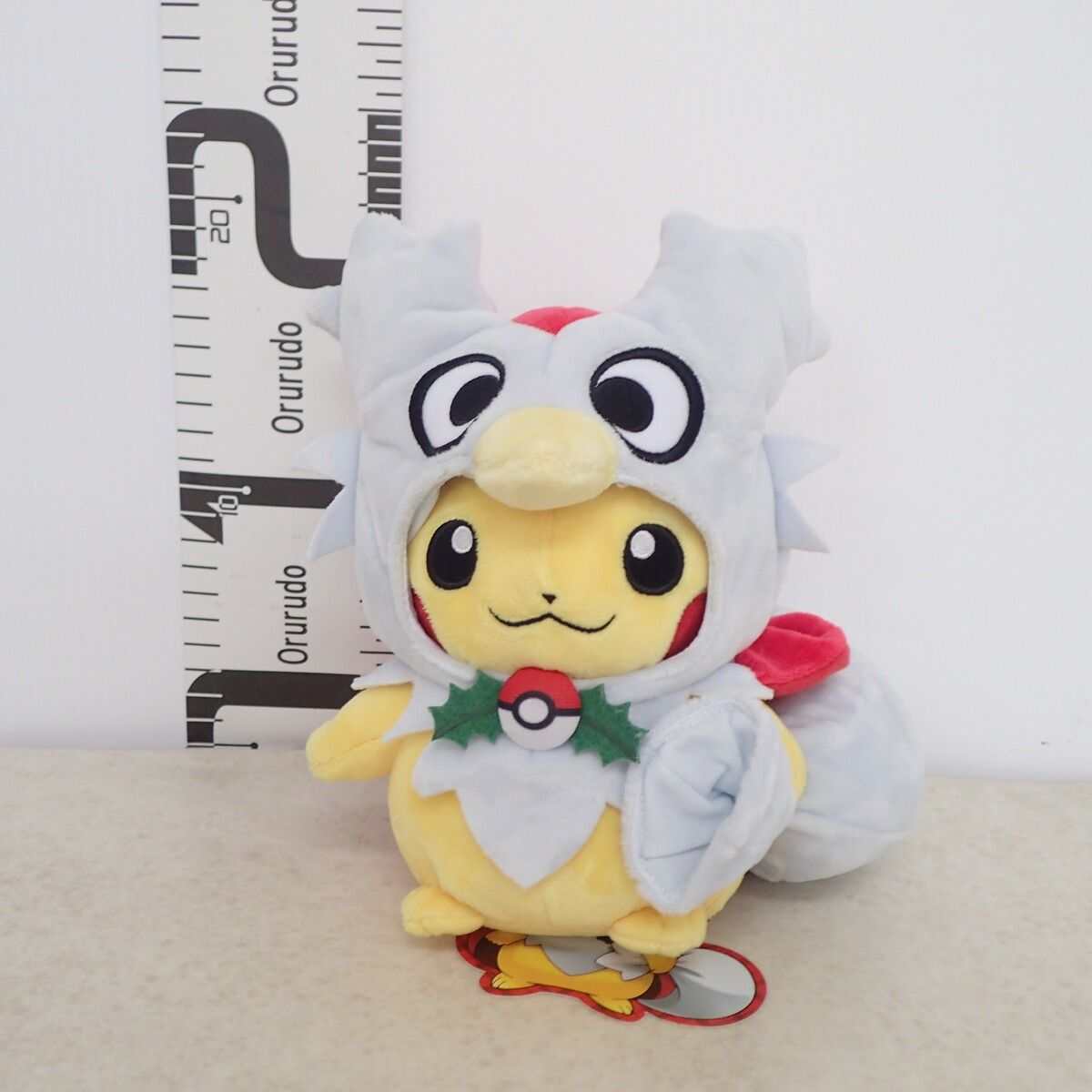 ポケモンセンター ぬいぐるみ デリバードのポンチョを着たピカチュウ