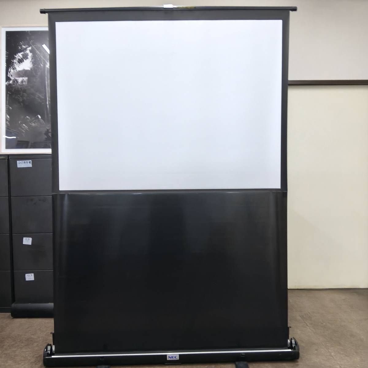 美品 NEC 60インチ 自立式モバイルプロジェクタースクリーン VL-S60E