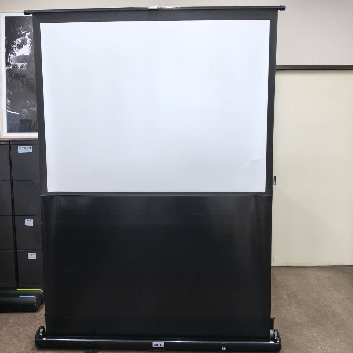 NEC 60インチ 自立式モバイルプロジェクタースクリーン VL-S60E - メルカリ