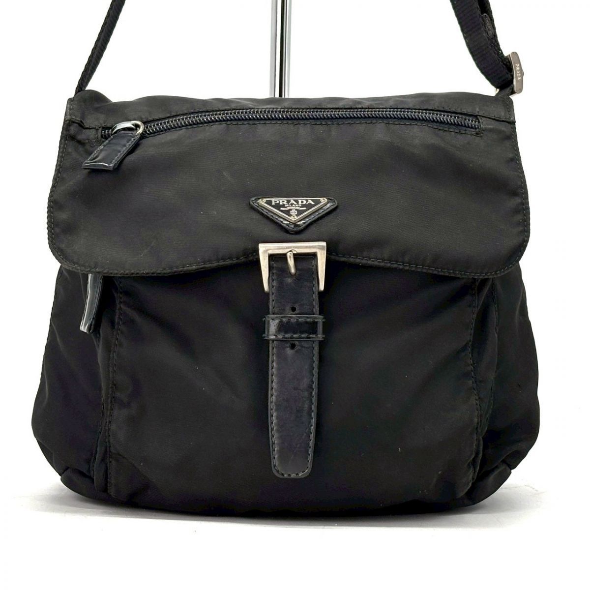 都市をスマートに駆ける】 PRADA メッセンジャーバッグ トライアングル