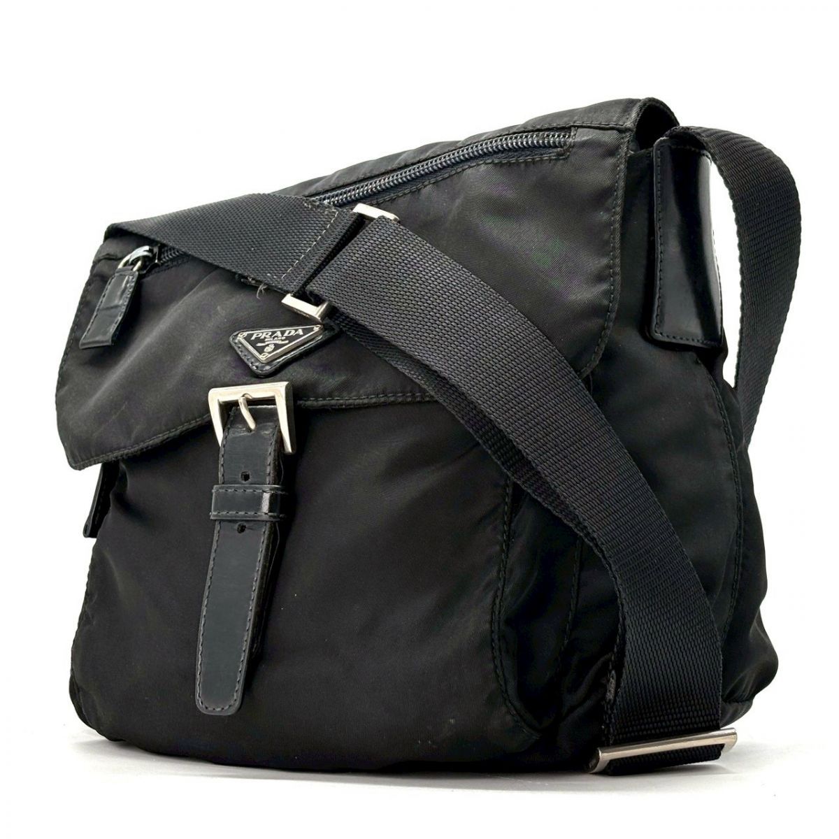 都市をスマートに駆ける】 PRADA メッセンジャーバッグ トライアングル