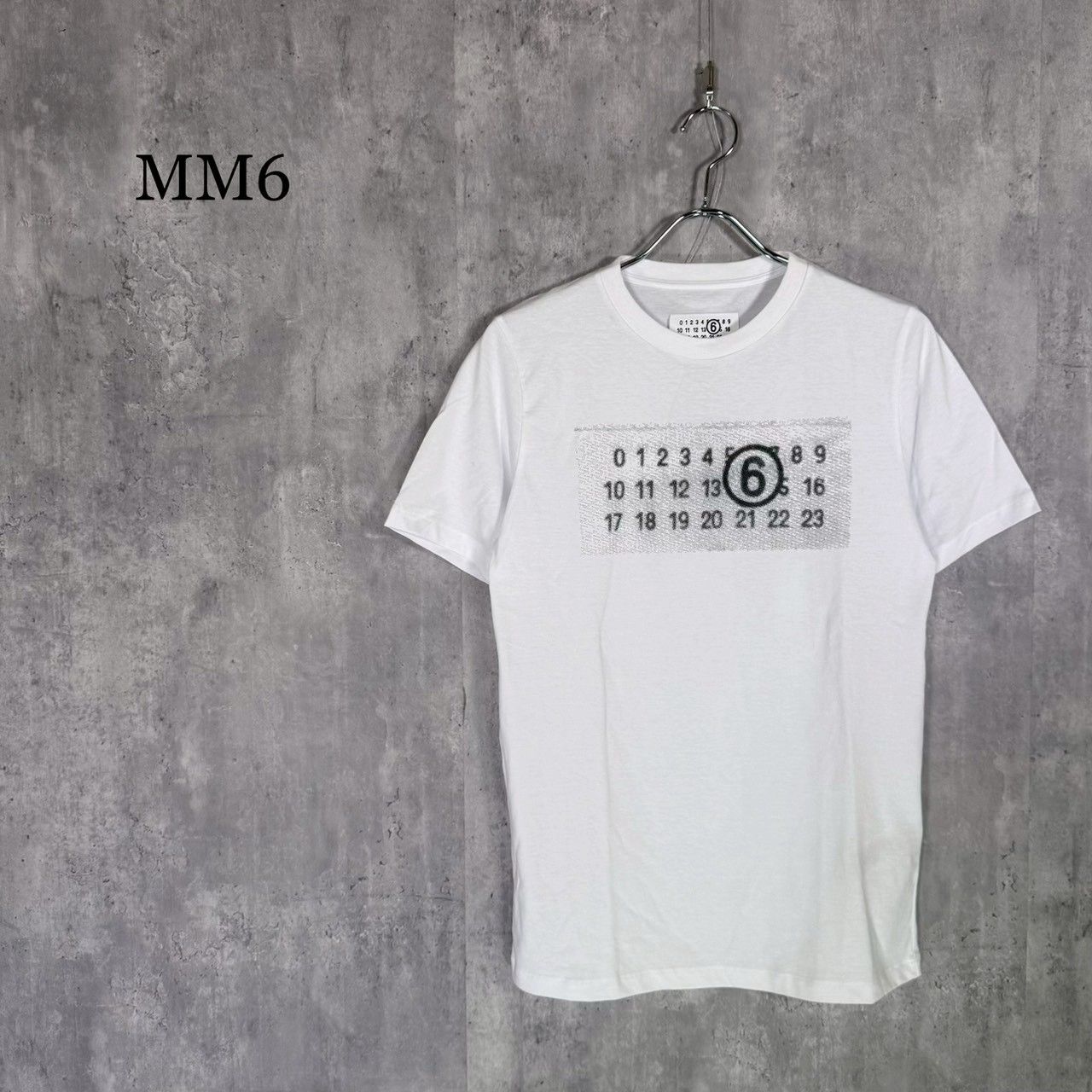 『MM6』エムエムシックス(14)ナンバリング カレンダーロゴ Tシャツ