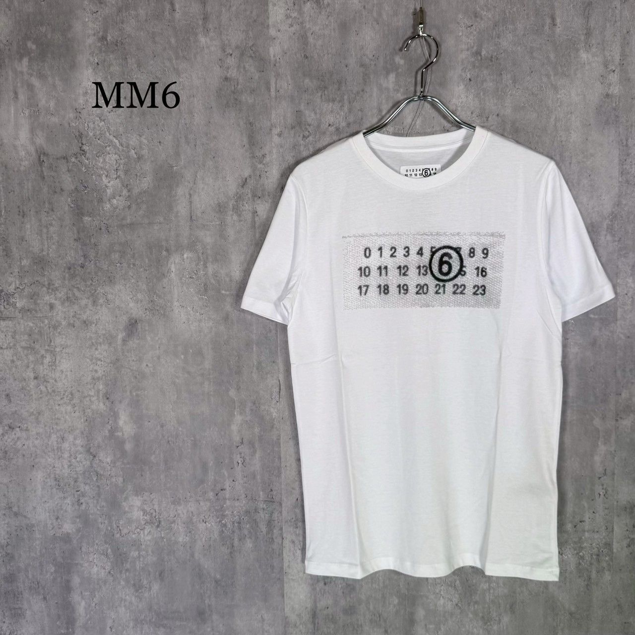 MM6』エムエムシックス(16) ナンバリング カレンダーロゴ Tシャツ