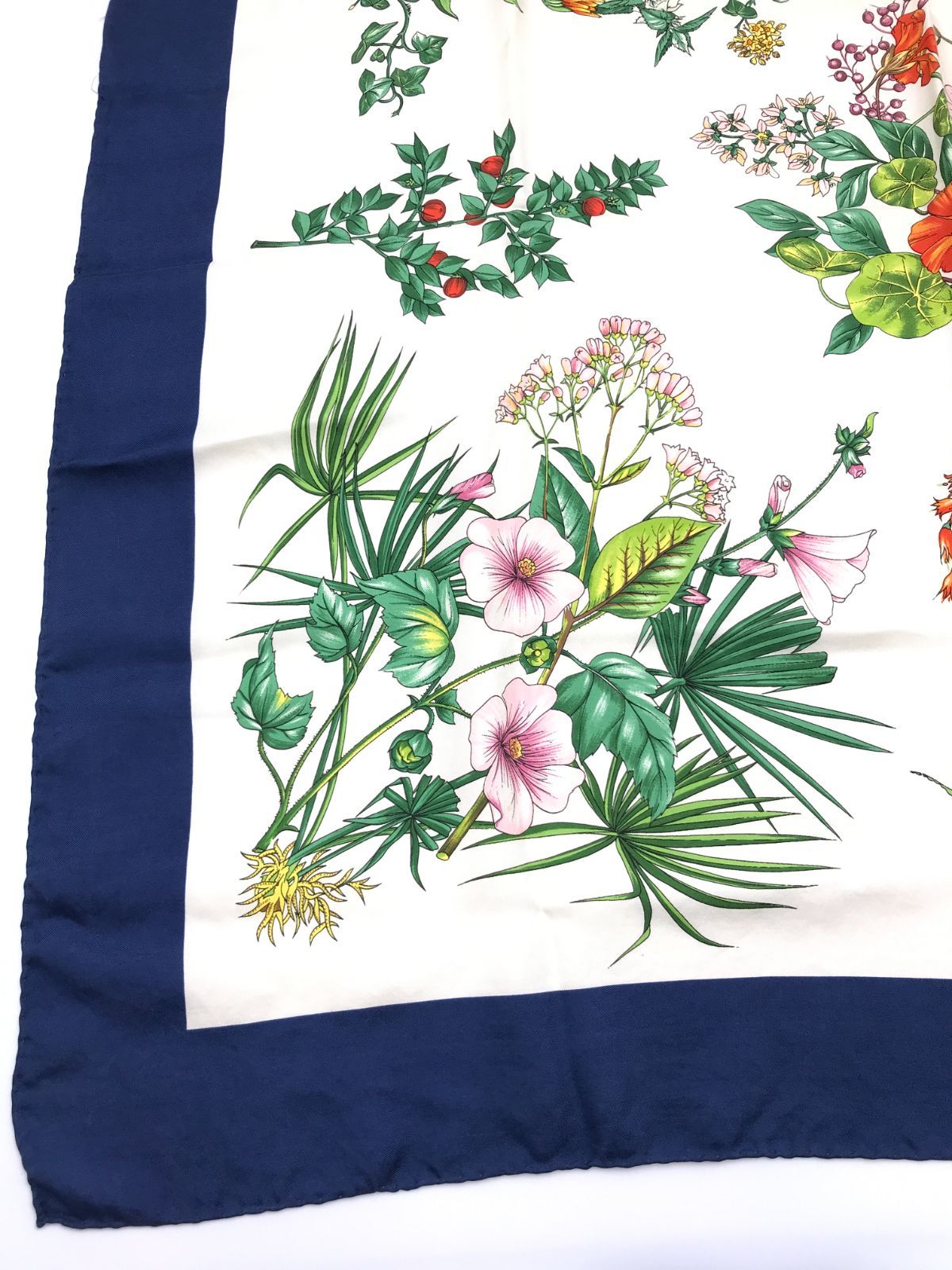 GUCCI 花柄　スカーフ ライトグリーン　グッチ　花　正規品　大判 GUCCI グッチ 大判スカーフ 花柄 フラワー ブルー×マルチカラー 2440