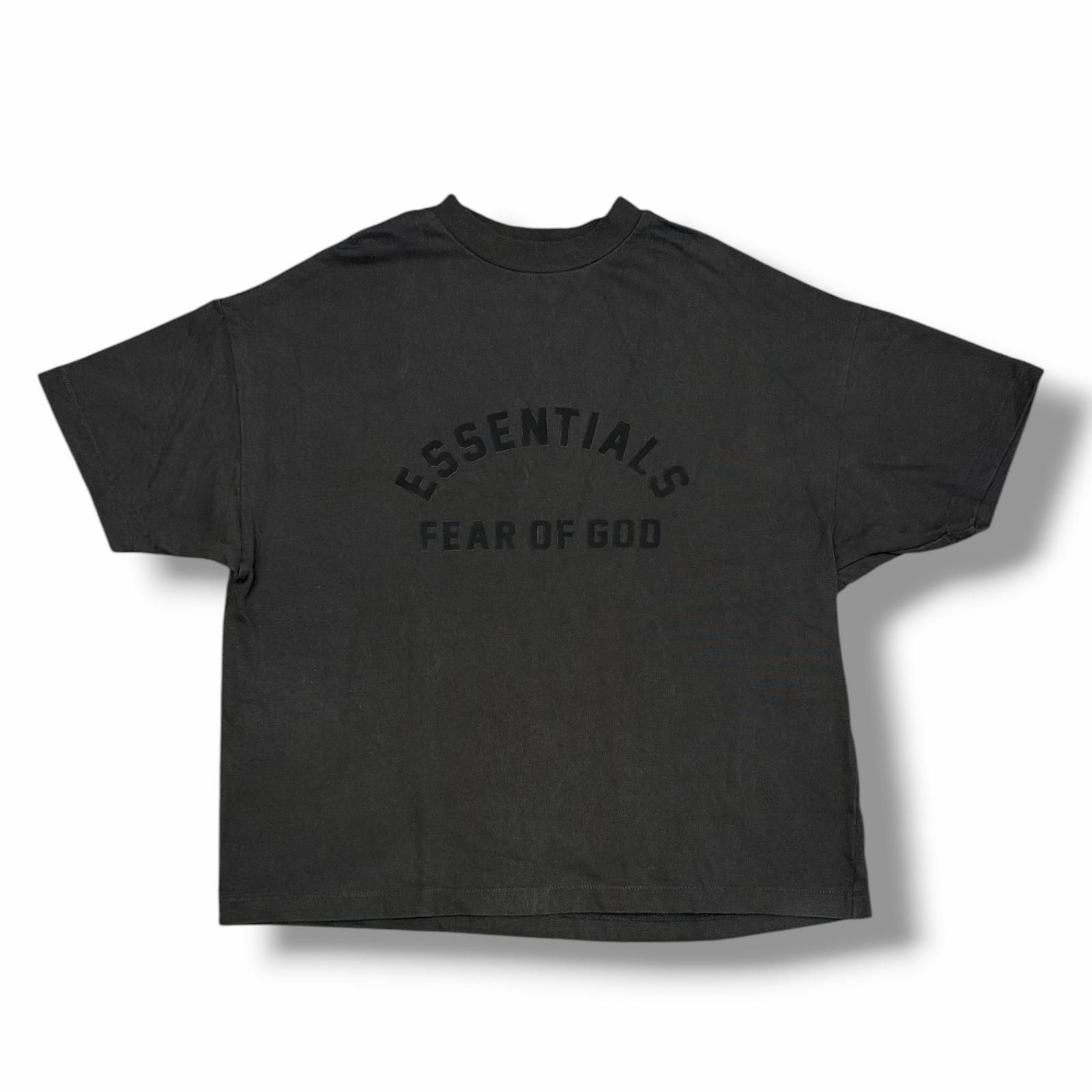 FEAR OF GOD ESSENTIALS フロントアーチロゴTシャツ 半袖カットソー 