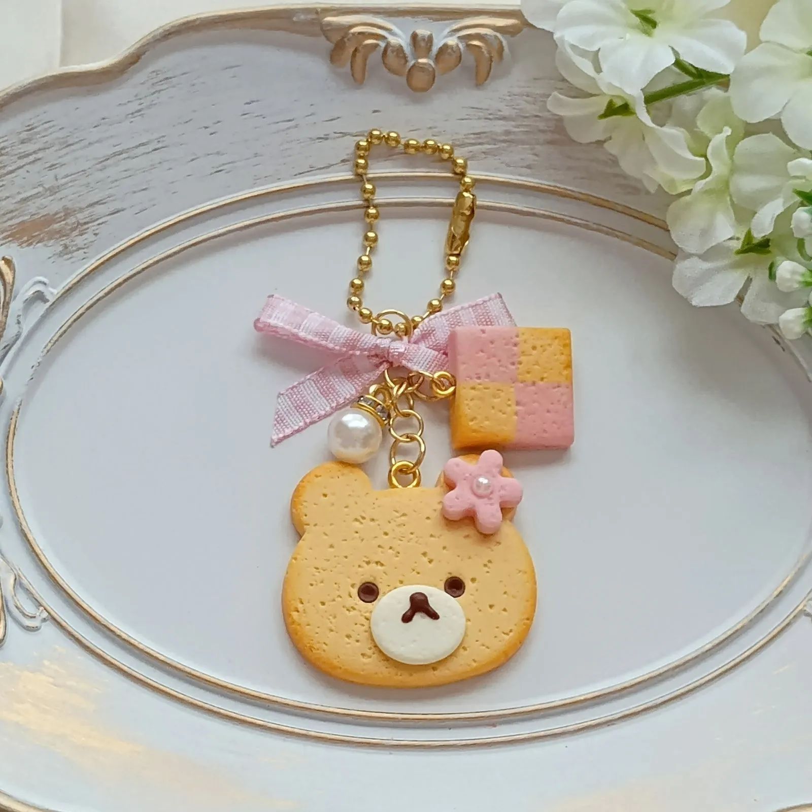 ハンドメイド くまのクッキーのキーホルダー いちごの市松模様クッキー