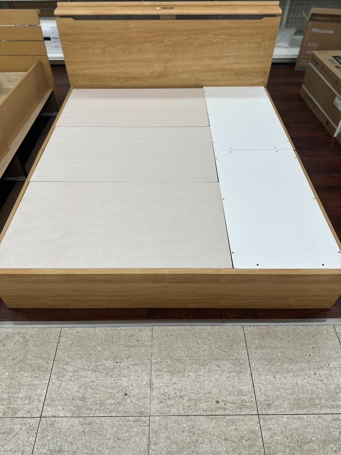 リユースのサカイ高崎店（関東地域限定販売　送料無料）収納付きベッドフレーム　㈱ニトリ　幅170cm