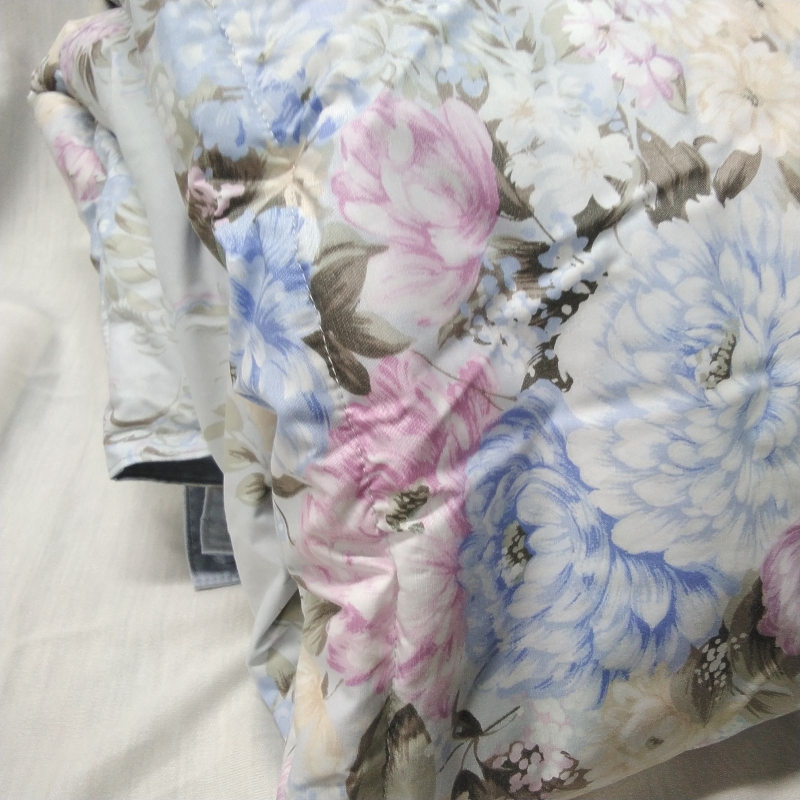 東洋紡績 掛ふとん 製品サイズ:150cm×200cm 中わた:水鳥羽毛100% 花柄