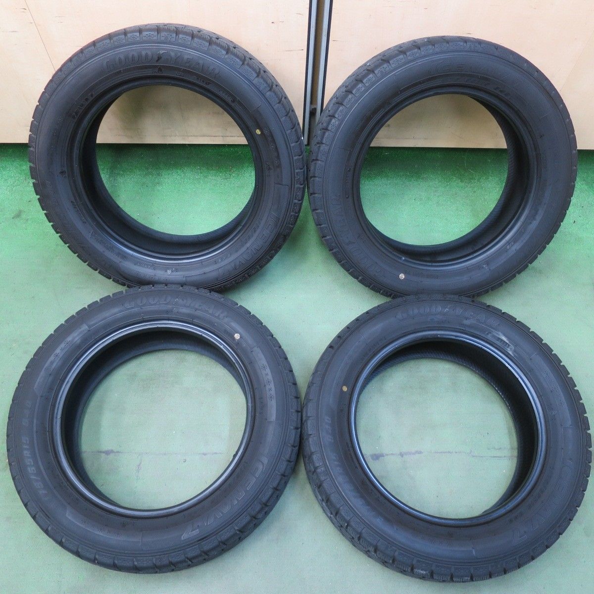 中古バリ溝グッドイヤースタッドレスセット175/65R15 アクア、ヴィッツ等 バリ溝！23年！9分☆スタッドレス 175/65R15 グッドイヤー アイスナビ7
