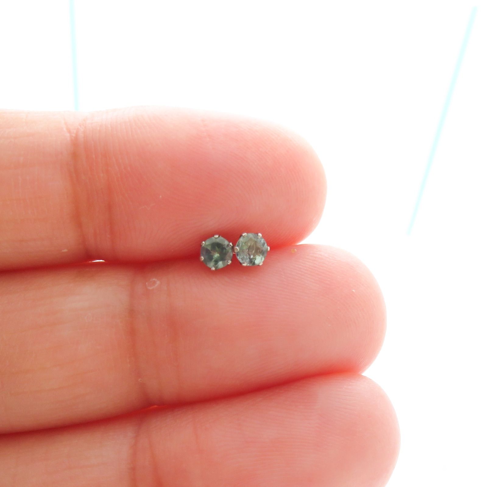新品】Pt900 天然アレキサンドライト ピアス 計0.20ct ソーティング付