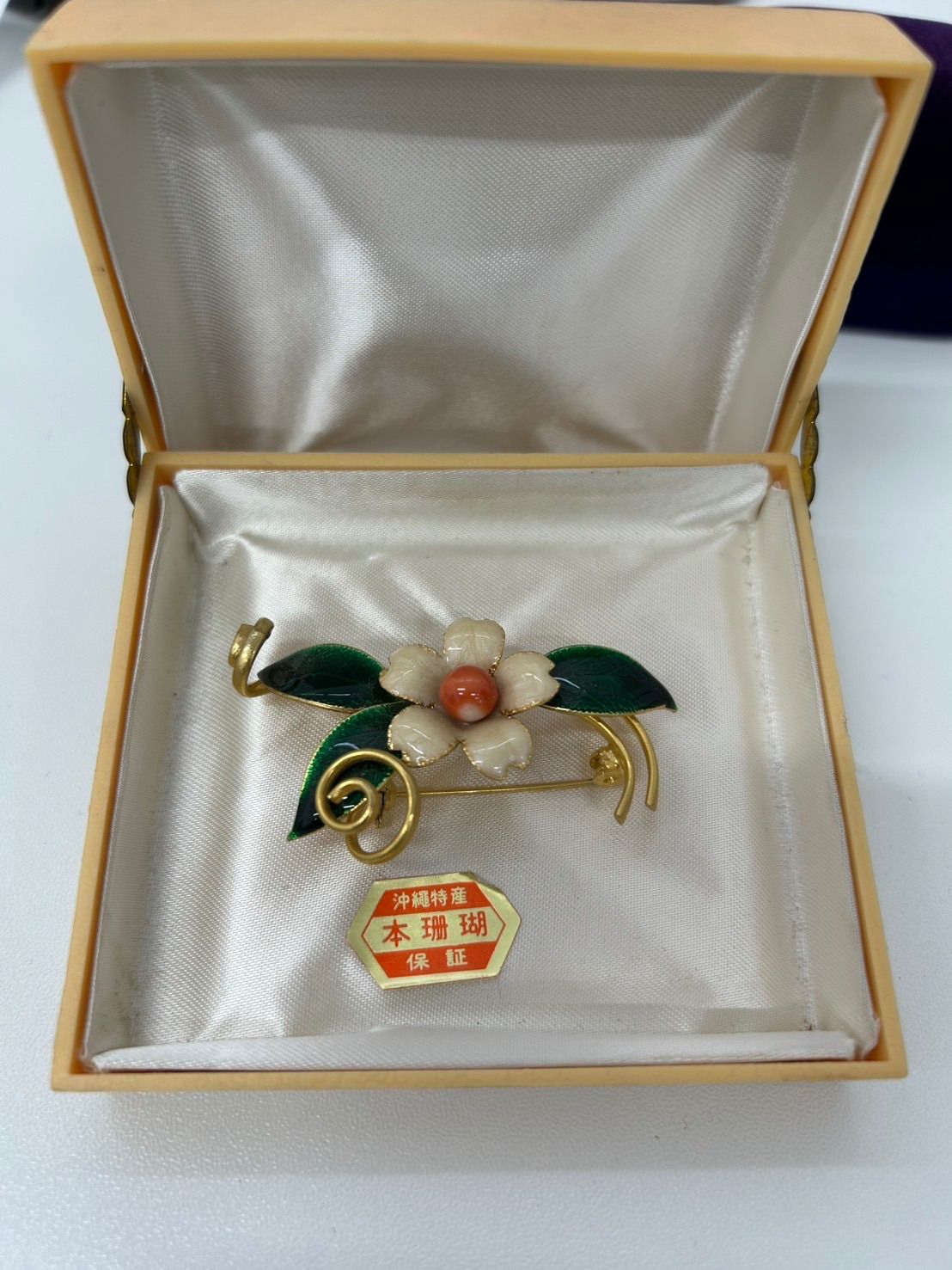 本珊瑚 花彫刻 ブローチ 専用ケース付き 沖縄特産 本珊瑚 保証付き ブローチ 花モチーフ ケース付き - メルカリ