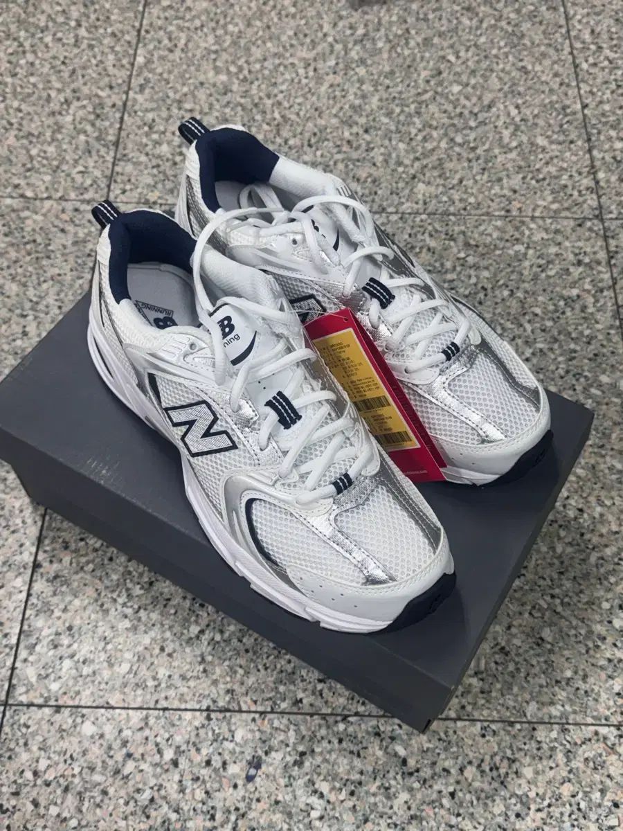 ニューバランス 530 白 シルバー 270