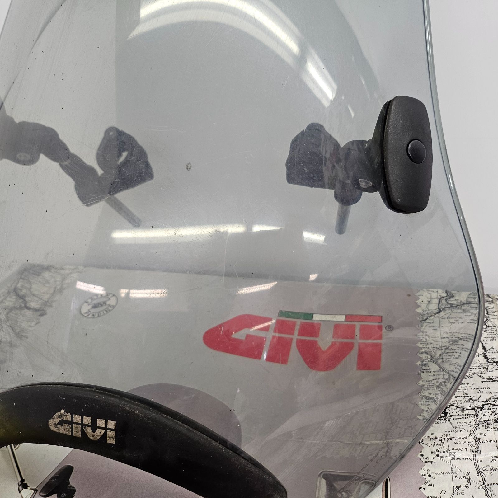 GIVI ジビ バイク用 中型ウインドスクリーン A601 品番47719 ブラウン 