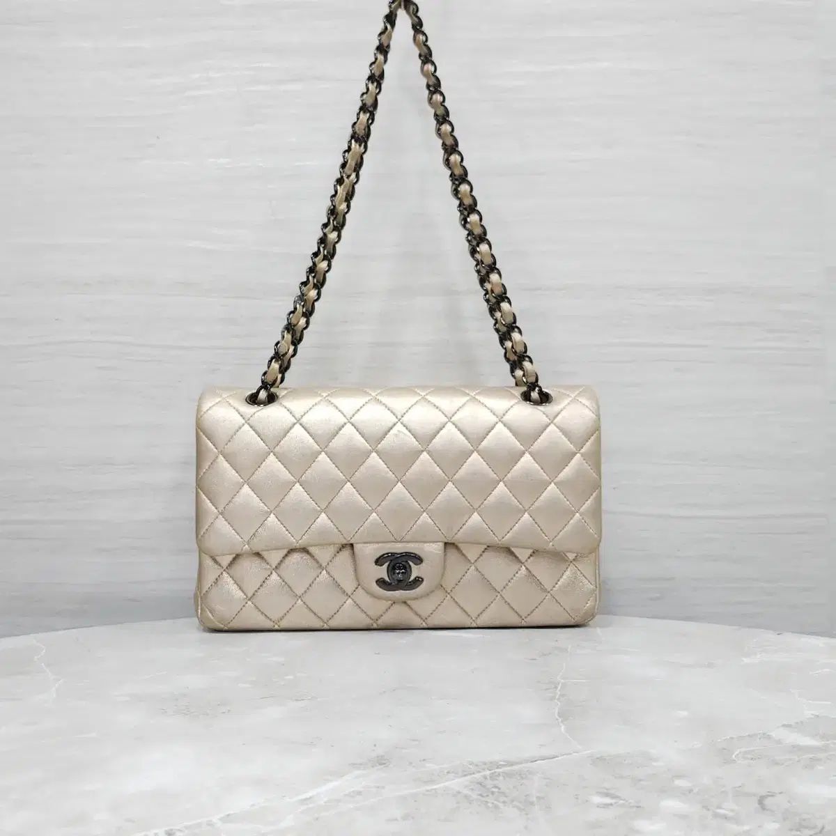 シャネル Classic Medium Flap Bag Metallic GOLD 31番台 A01112 439,829円
