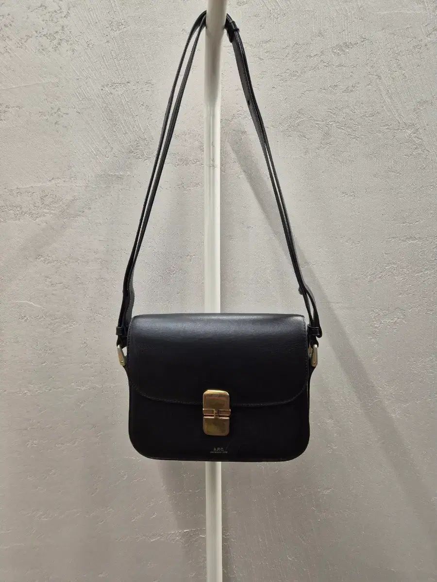 A P C グレース スモール ブラック ショルダーバッグ