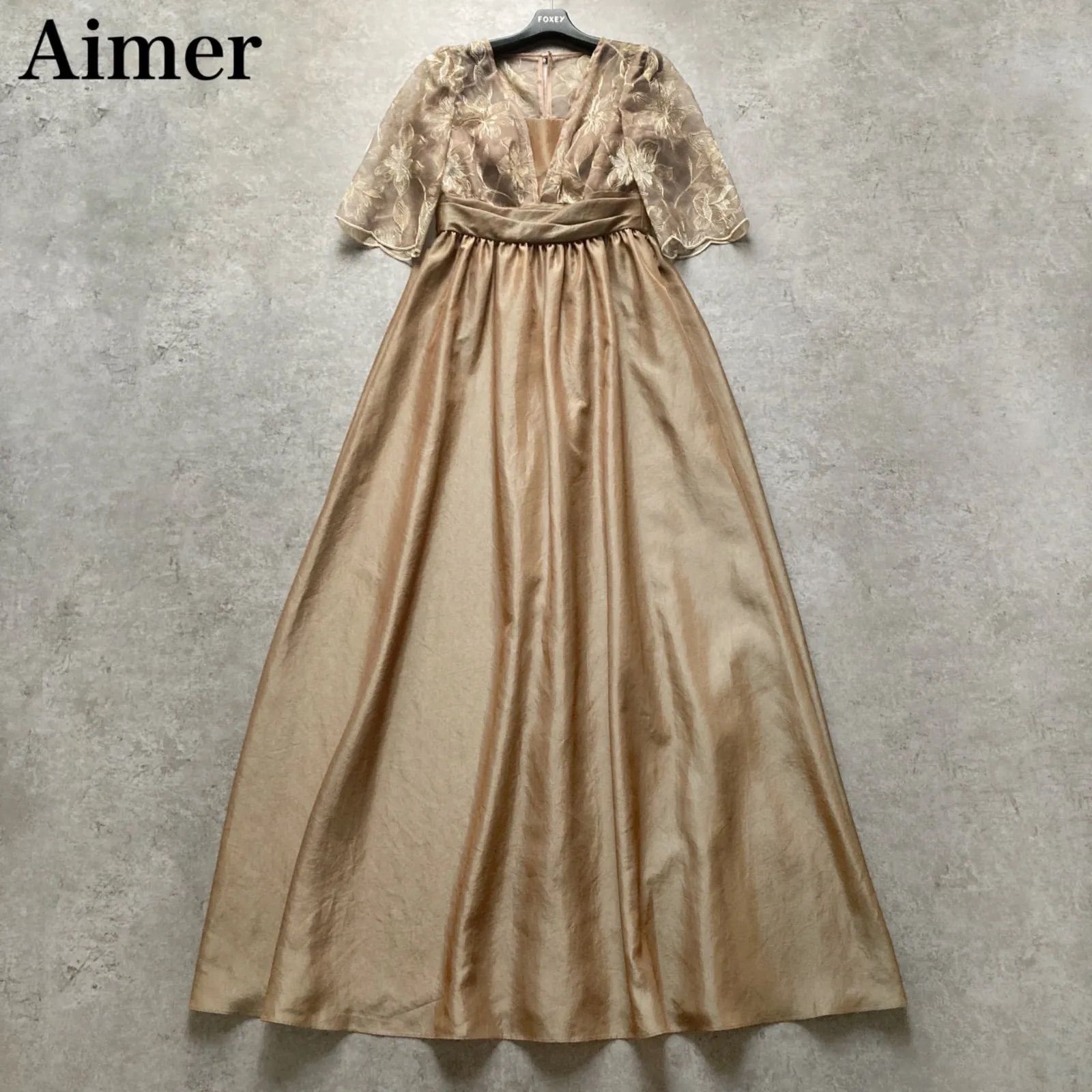 定価8.5万タグあり エメ AIMER 日本製 極上 ステージドレス カラードレス ロング フレア Aライン 半袖 マキシ チュールレース 花柄刺繍 ベージュ系 9号 M 結婚式 二次会 パーティー 演奏会 発表会 お呼ばれ フォーマル 光沢 上品 極美品