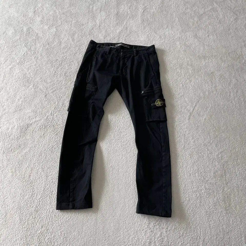 30 STONE ISLAND ストーンアイランド カーゴ ガーメントダイング ブラック パンツ ズボン