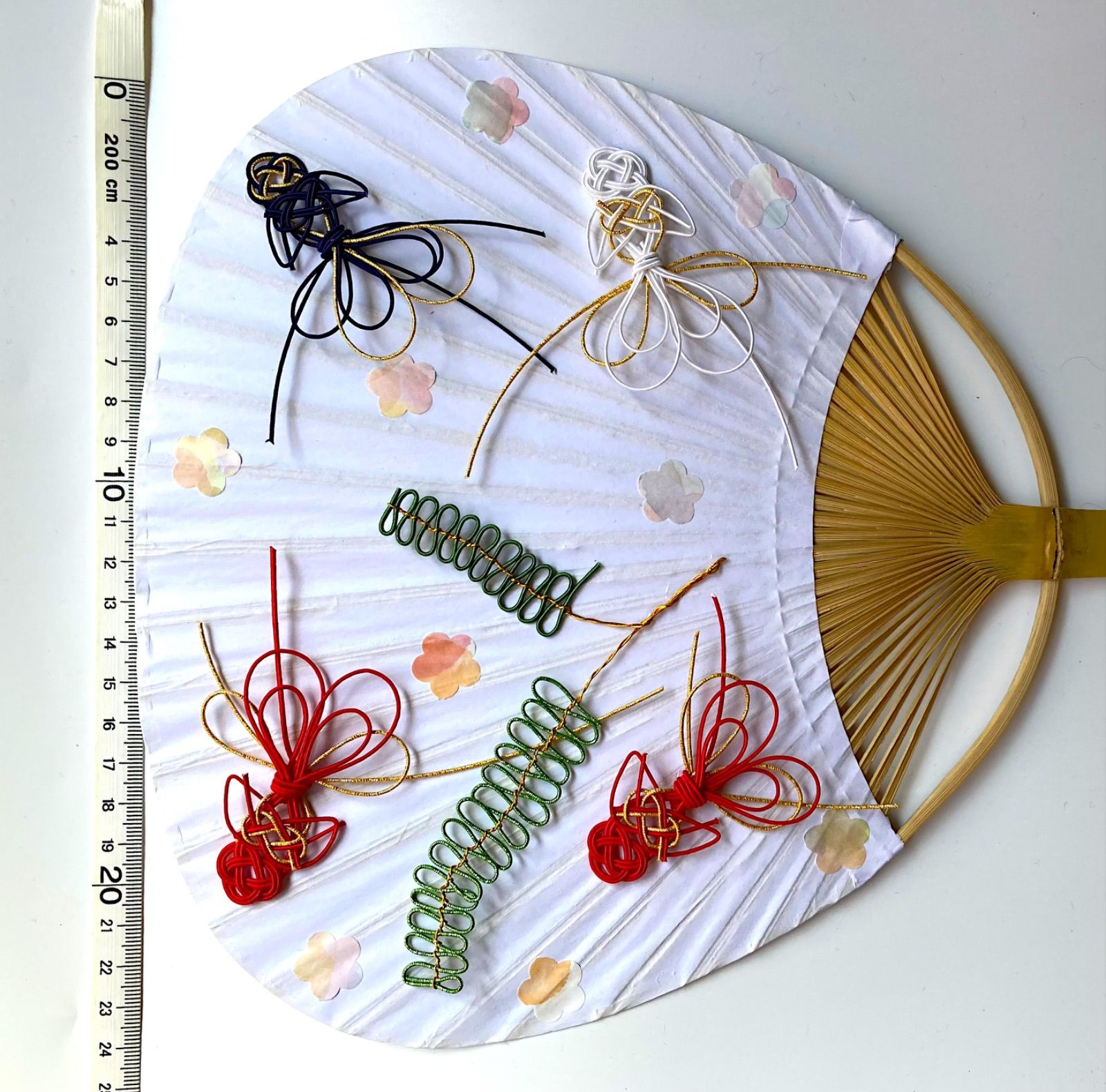 水引細工 優雅に泳ぐ金魚のうちわ - メルカリ
