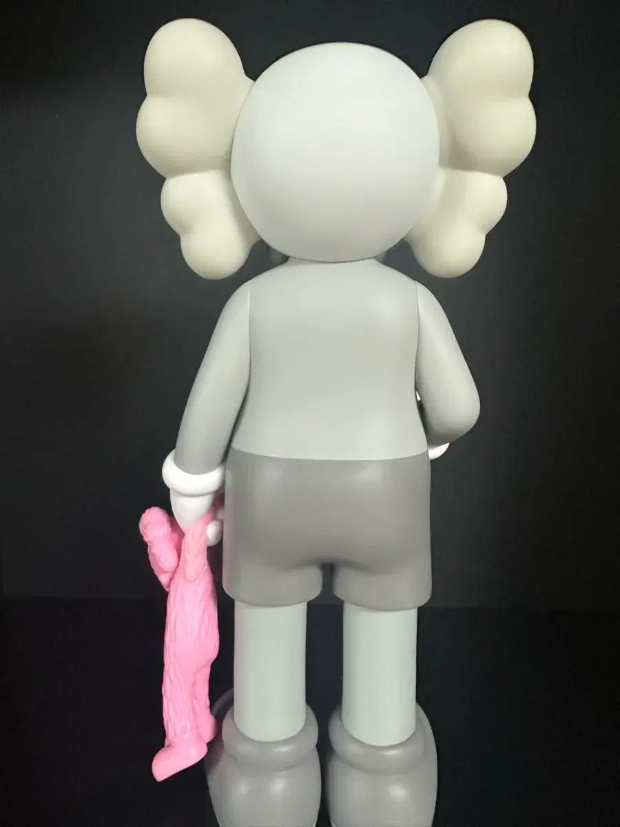 KAWS SHARE GREY カウズ シェア グレー ピンク KAWS SHARE Grey (grey