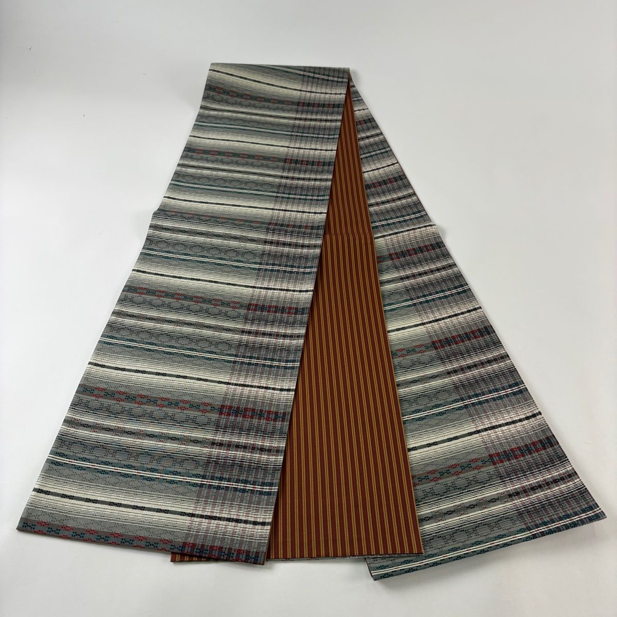 【美品】 袋帯 名品 縞 幾何学 灰色 全通 正絹 【中古】 【美品】 袋帯 名品 縞 幾何学 灰色 全通 正絹 【中古】