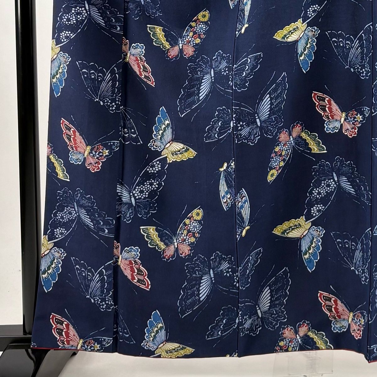 美品　正絹　デニムカラーの紬　袷　小紋　蝶模様 裄65 小紋 身丈162cm 裄丈67cm M 袷 紬地 蝶 濃紺 正絹 優品 【中古