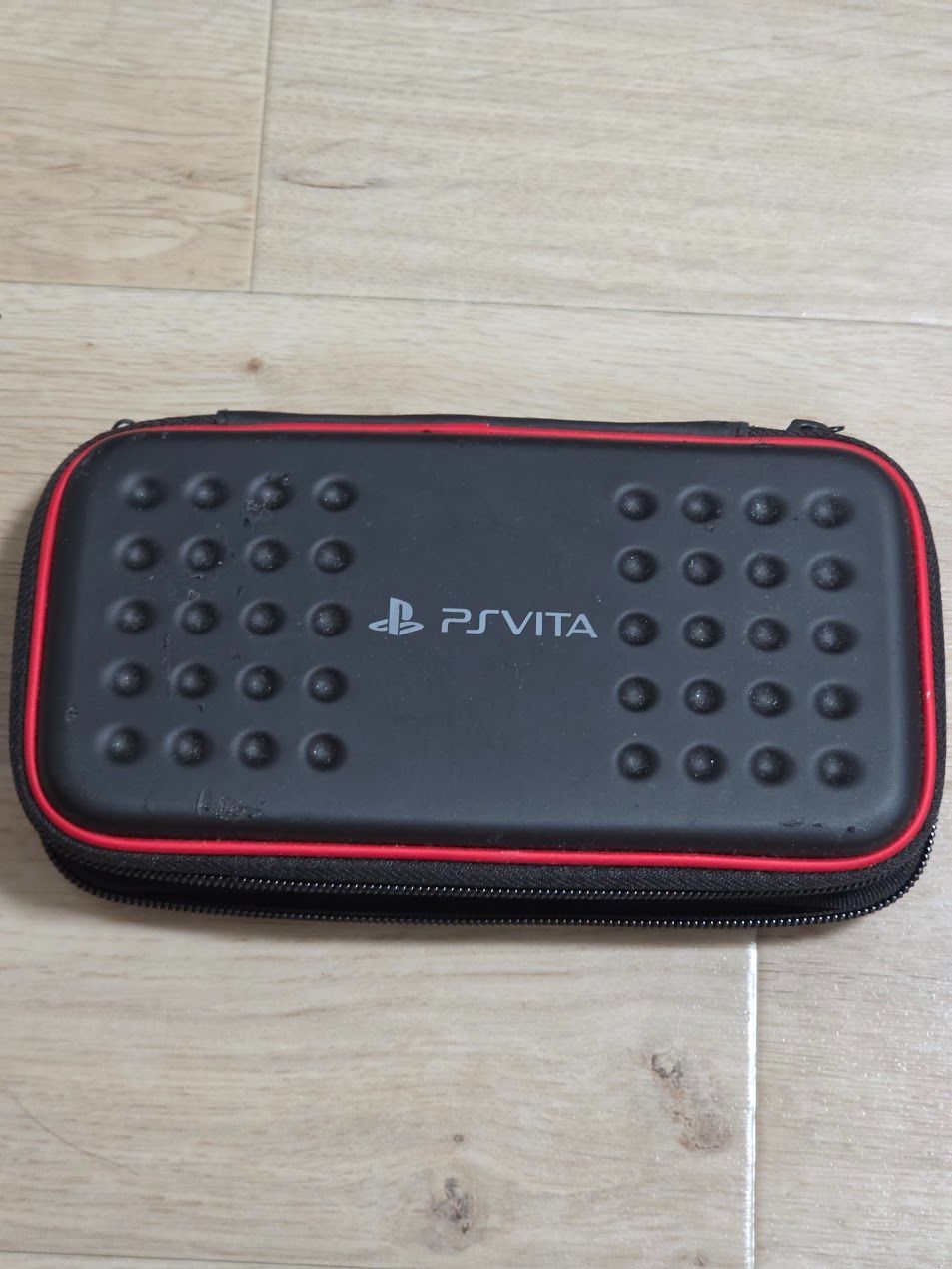 PS Vita ブラック レッド ハードキャリングケース - メルカリ