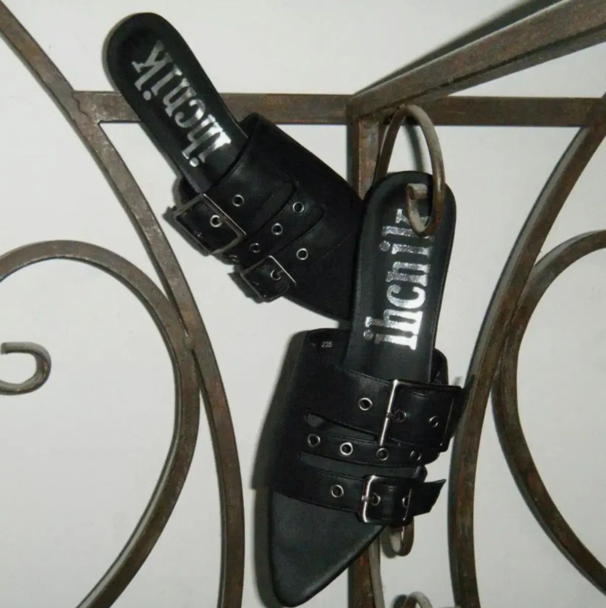 イクニック r 907 three belted heels / black