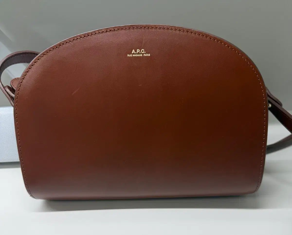 A.P.C. アーペーセー ハーフムーンバッグ ブラウン