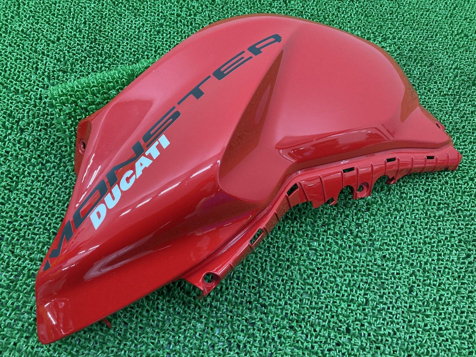 モンスタープラス タンクカバー 左 赤 480.1.C25.2A ドゥカティ 純正 中古 Ducati Oz モンスタープラス タンクカバー 左 赤 480.1.C25.2A ドゥカティ 純正
