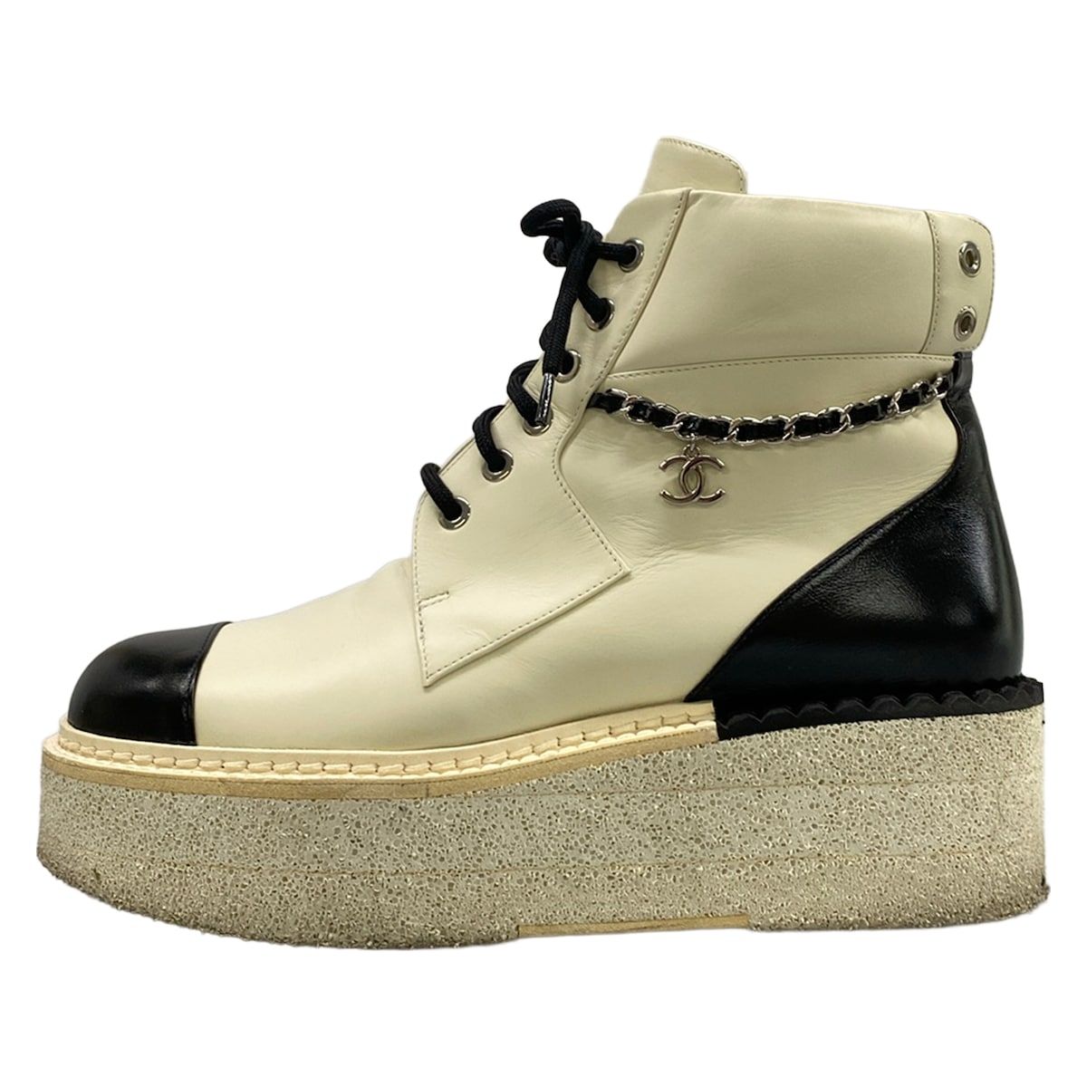 CHANEL(シャネル) ショートブーツ 38 1/2 C レディース - G39332 アイボリー×黒 シルバー金具/チェーン/ココマーク レザー