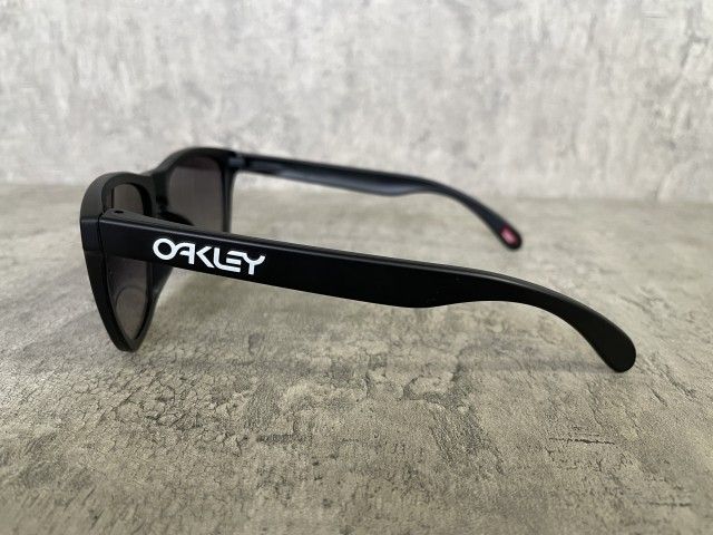 中古】OAKLEY ｵｰｸﾘｰ FROGSKINS ﾌﾛｯｸﾞｽｷﾝ ｻﾝｸﾞﾗｽ ﾌﾞﾗｯｸ 54□17 33955874