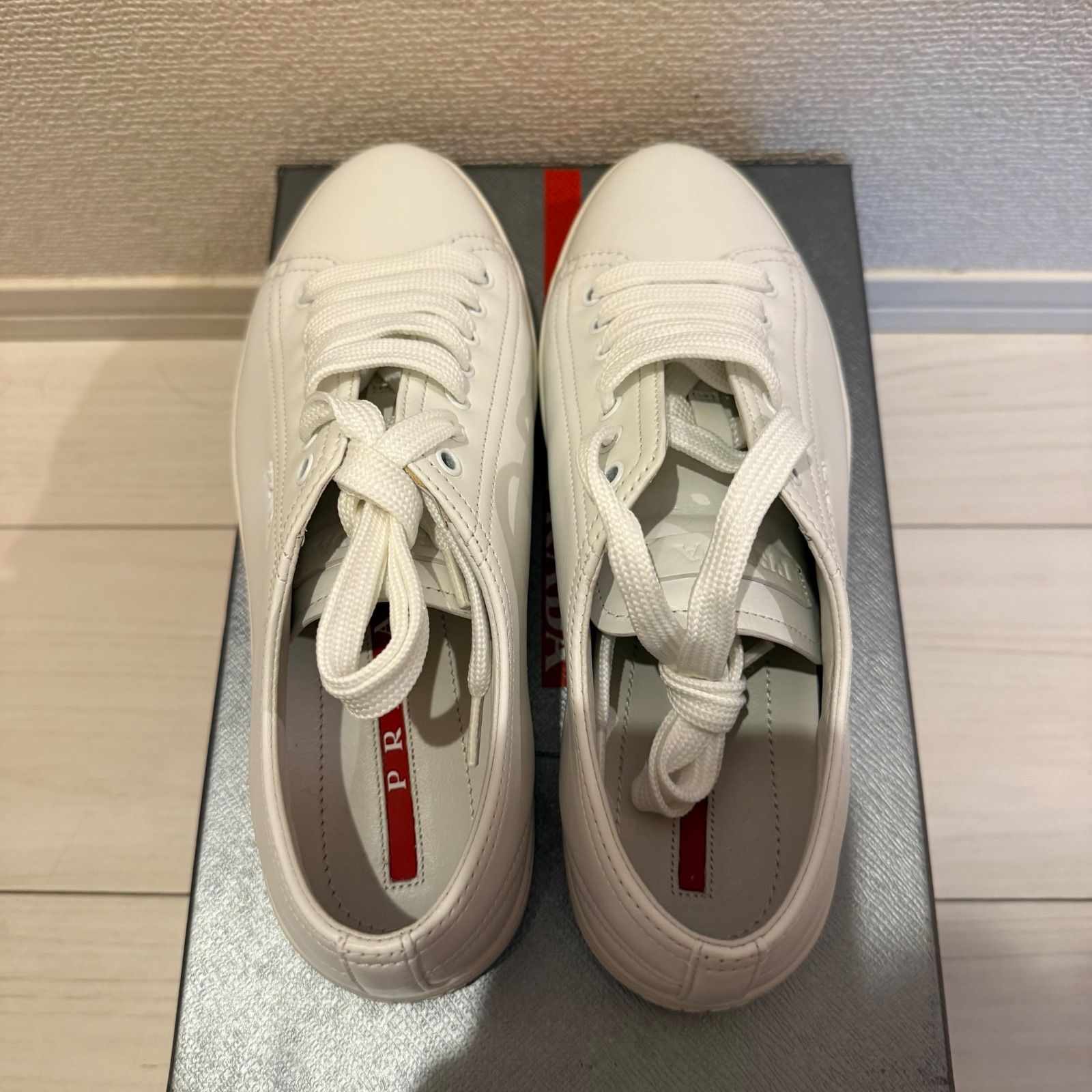 PRADA ホワイト スニーカーお値下げ中！ 値下げ可能】PRADA プラダ 革スニーカー ホワイト White 白 - メルカリ