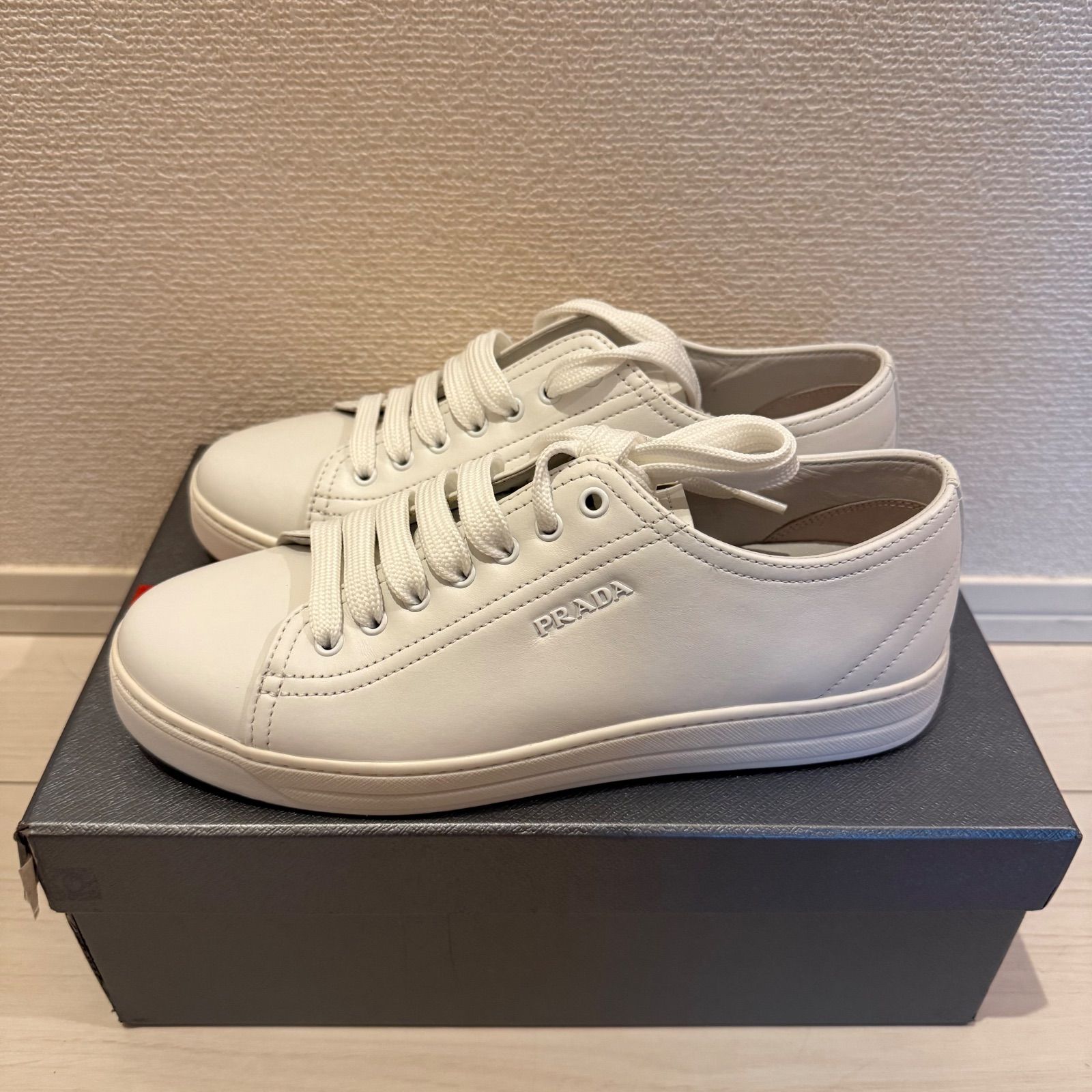 お値下げ‼︎PRADA ホワイトレザースニーカー 値下げ可能】PRADA プラダ 革スニーカー ホワイト White 白 - メルカリ