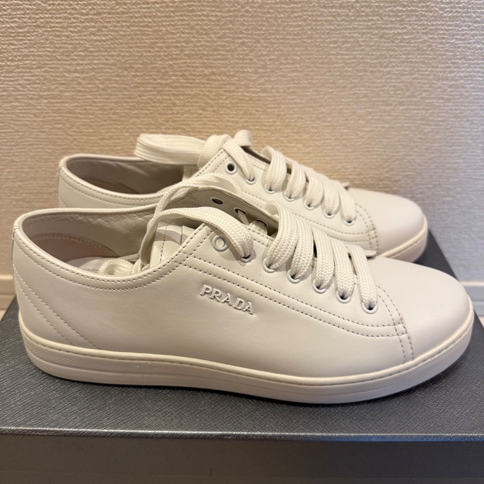 PRADA ホワイト スニーカーお値下げ中！ 値下げ可能】PRADA プラダ 革スニーカー ホワイト White 白 - メルカリ