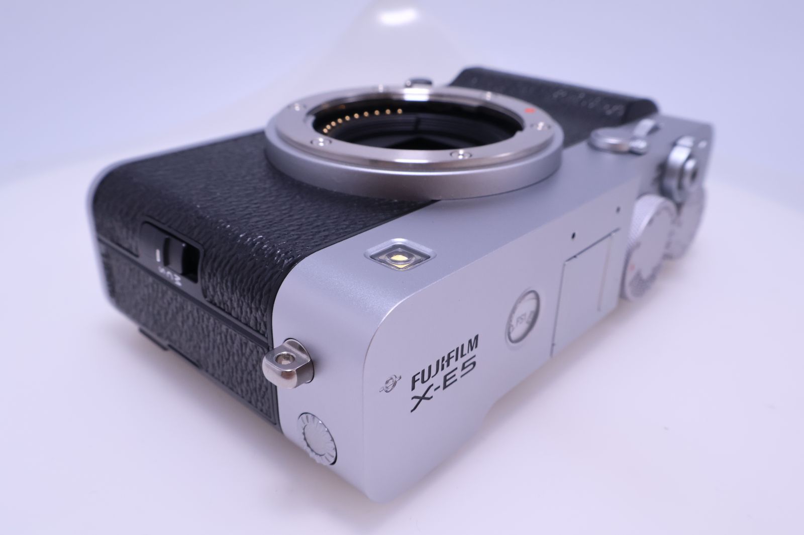 76回 ほぼ新品】FUJIFILM X-E5 ボディ シルバー F X-E5-S JP 日英二