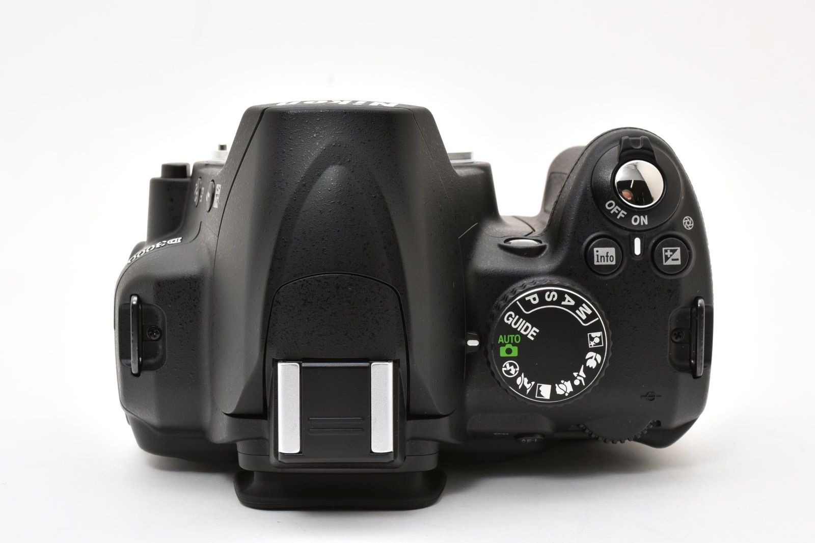 ☆ショット数:2,080回 2%!!☆ Nikon ニコン D3000 ボディ デジタル一眼