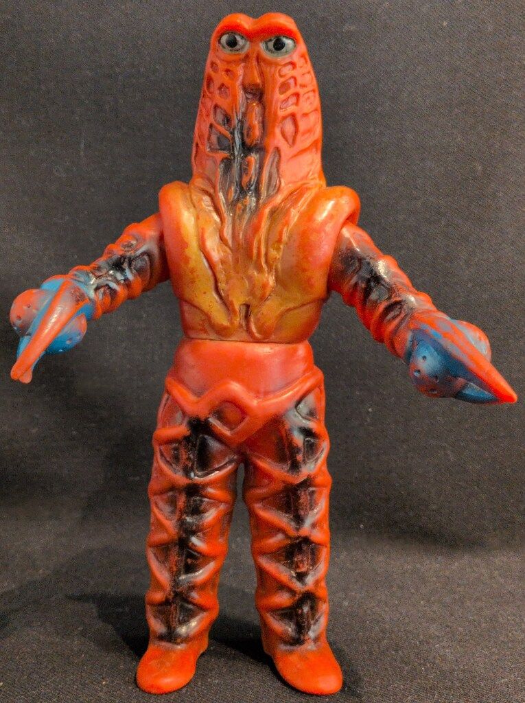 ブルマァク スタンダードソフビ ゴドラ星人 赤成型に黄と黒と水色 225mm