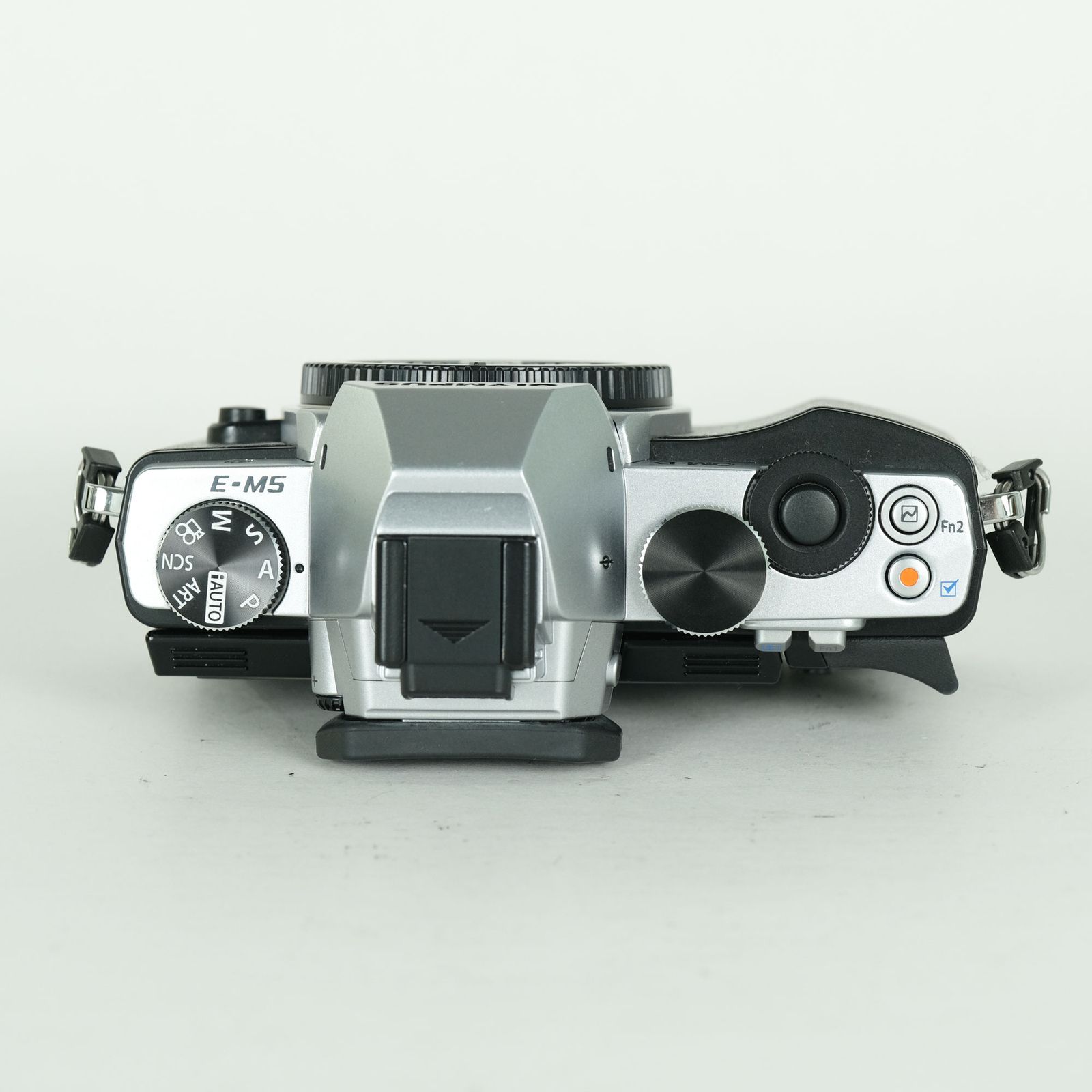 美品 | シャッター数481回] OLYMPUS OM-D E-M5 ボディ シルバー