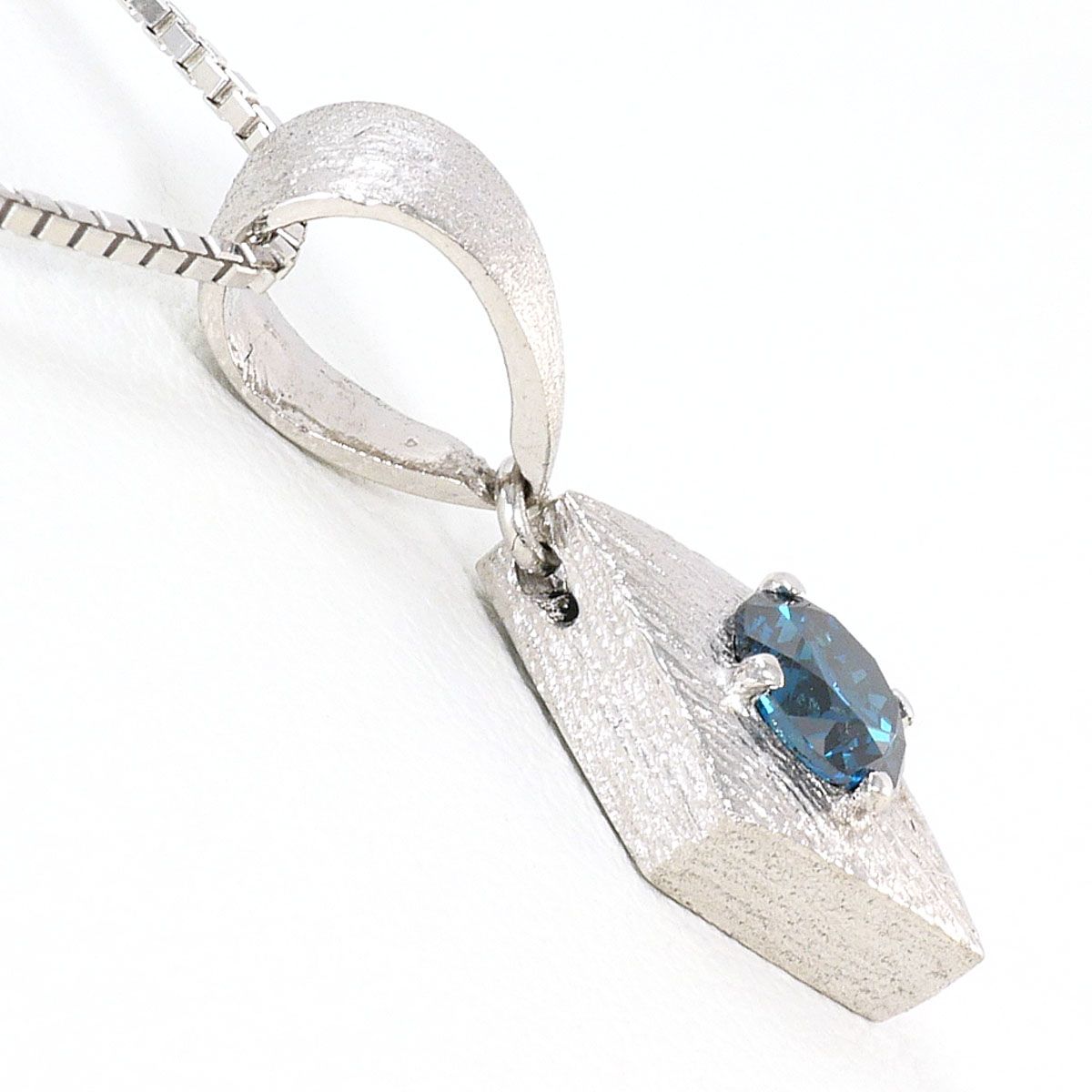 K18WG ネックレス ブルーダイヤ 0.34ct SI1 鑑定書 総重量約3.8g 約