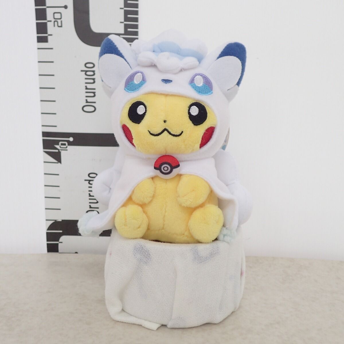 ピカチュウ　ポンチョを着たピカチュウ　アローラロコン　キーホルダー　ポケセン ポケモンセンター マスコット アローラロコンポンチョを着たピカチュウ
