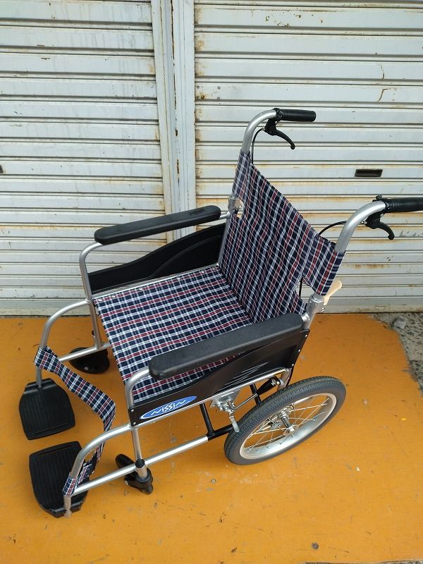 送料無料（一部地域を除く）　日進アルミ製車いす NEO-2 介助式軽量ノーパンク KM-25-0904-03