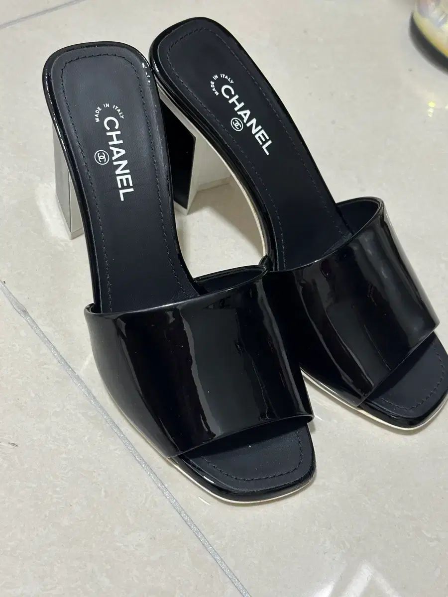 シャネル ブロック ヒール CC ミュール (Patent Calfskin Mule)