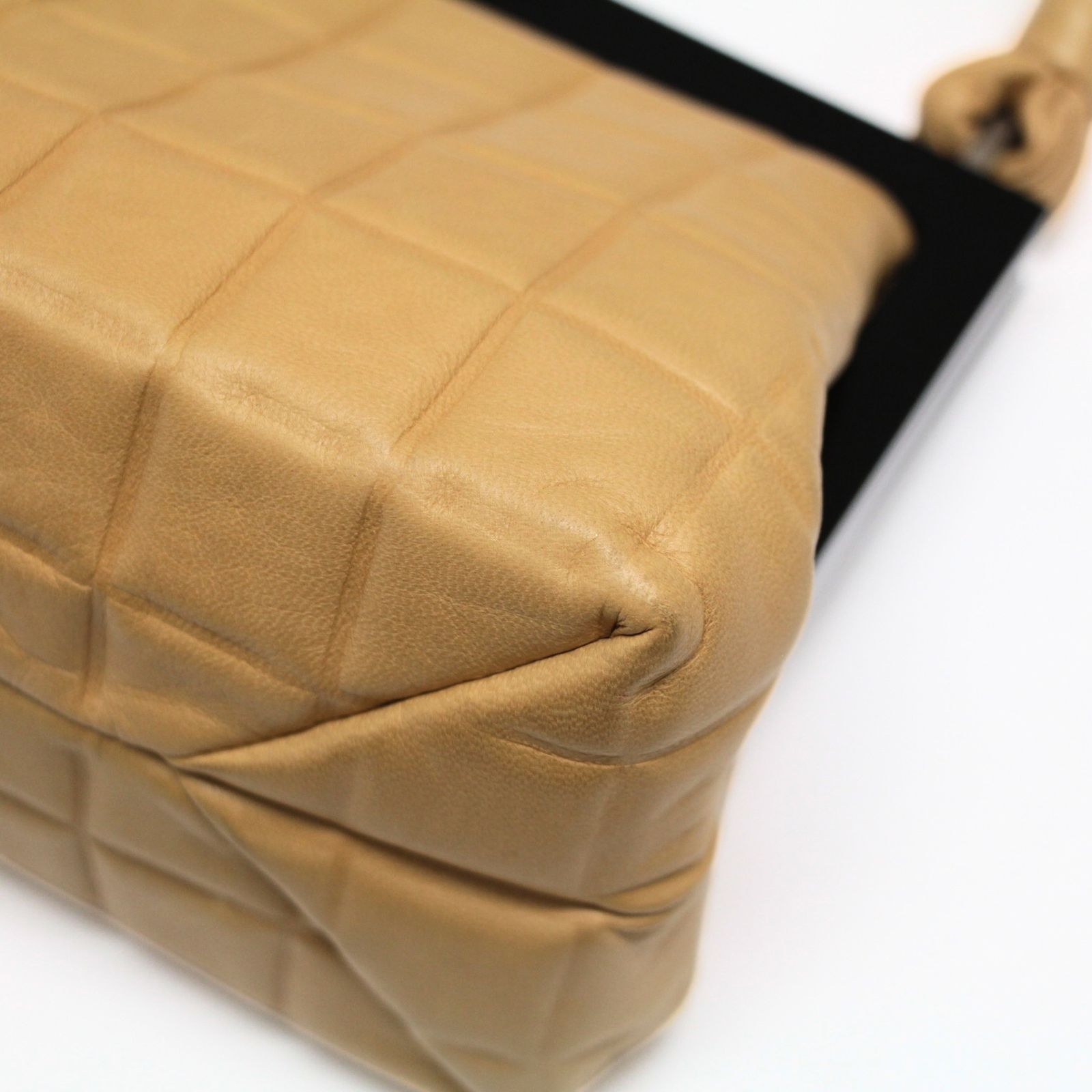 CHANEL シャネル チョコバー がま口ハンドバッグ ラムスキン ベージュ