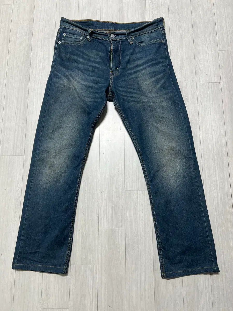 リヴァイ デニム ジーンズ + GUESS ブラックジーンズ 出品
