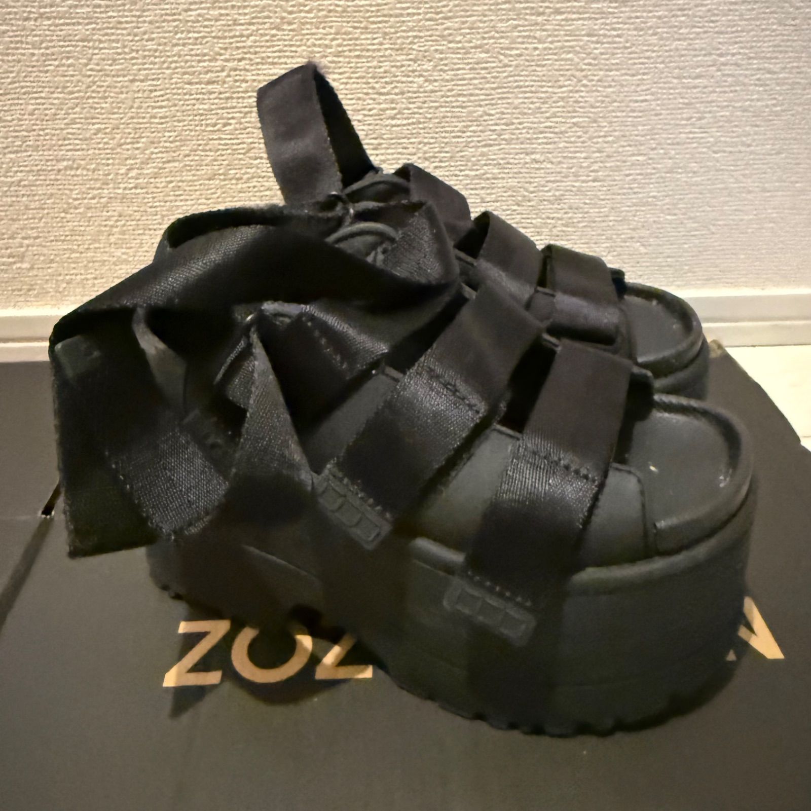 値下げ可能】UGG GOLDENRISE アグ ゴールデンライズ サンダル 厚底