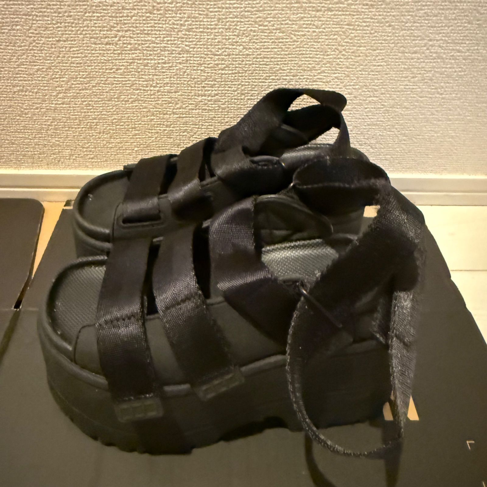 値下げ可能】UGG GOLDENRISE アグ ゴールデンライズ サンダル 厚底