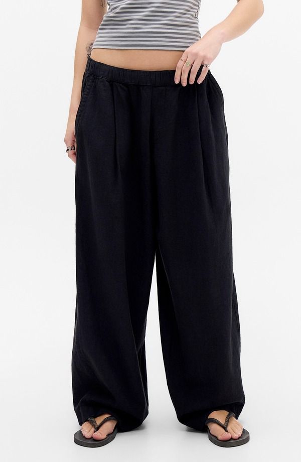 アーバンアウトフィッターズ レディース ボトムス レギンス プリーツ パンツ リネン BDG Urban Outfitters Bobbi Pleated Linen Cocoon Pants Bla