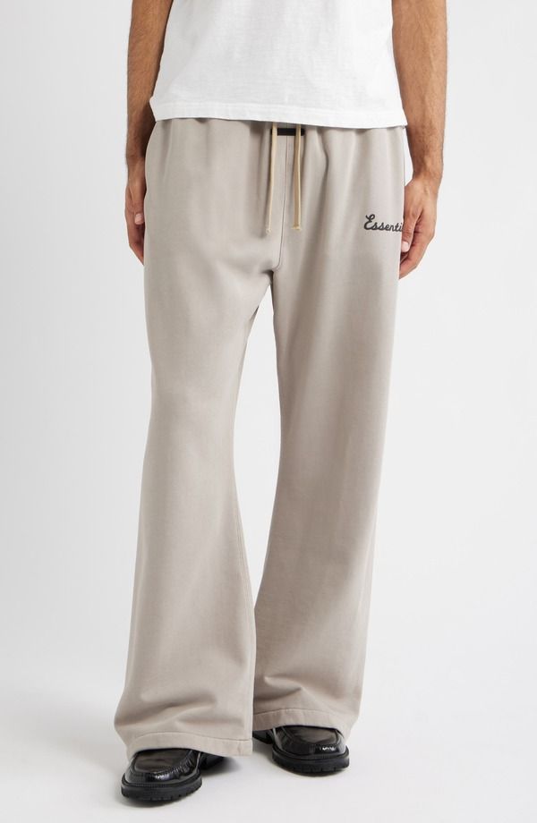 フィアオブゴッド メンズ ボトムス カジュアルパンツ フレア スウェットパンツ ロゴ Fear of God Essentials Classic Fitraining Logo Flare Leg